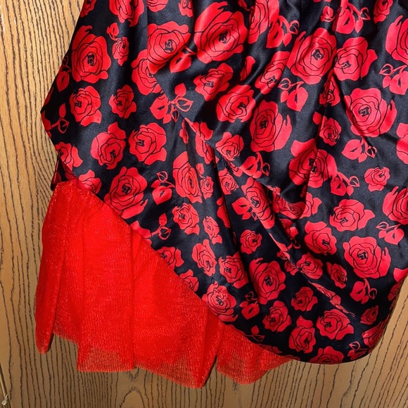 Big Girls size 10 red and black rose party dress. - Picture 5 of 5